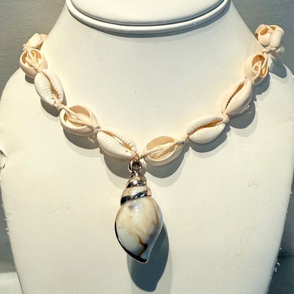 NWOT DH GATE Boho Handcrafted Cowrie Seashell Conch Pendant Necklace